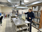 Проводится лабораторный контроль качества противогололёдного материала