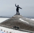 В ЛНР у монумента «Комбат» развернули флаг Российской армии длиной 50 метров - Sk-News.Ru