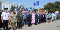 В Нальчике развернули огромное полотнище триколора - Правительство КБР