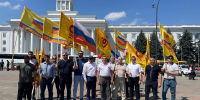 Владимир Кебеков и члены РО партии "СПРАВЕДЛИВАЯ РОССИЯ – ПАТРИОТЫ – ЗА ПРАВДУ" в Кабардино-Балкарской Республике приняли участие в торжественной церемонии поднятия государственных флагов России и Кабардино-Балкарии - Справедливая Россия
