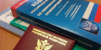 Несмотря на то, что права, а также обязанности коллекторов чётко определены действующим законодательством, на практике нередки случаи нарушения такими лицами существующих правил. Нередки случаи, когда они:       🔹  обращаются к должнику иными способами, не предусмотренными законом и соглашением, например, постоянно звонят на работу, беседуют с  начальством по поводу имеющегося долга или передают сведения по месту  учёбы;       🔹 нарушают правила пункта 2 статьи 6 Федерального закона от 03.07.2016 №230-ФЗ «О защите прав и законных интересов физических лиц при осуществлении деятельности по возврату просроченной задолженности и о внесении изменений в Федеральный закон «О микрофинансовой деятельности и микрофинансовых организациях», не допускающие применение насилия, иного негативного воздействия при взыскании задолженности;       🔹  игнорируют заявление об отказе обработки персональных данных;       🔹  звонят должнику более одного раза в день и двух раз в неделю, посещают должника вне установленных временных рамок. Пунктом 3 статьи 7 Федерального закона от 03.07.2016 №230-ФЗ установлено, что такие действия должны осуществляться с 8 до 22 часов в будние дни, а также с 9 до 20 часов – в остальные дни.  🔹  Каждый гражданин должен знать, что государство стоит на защите его  интересов, и в любой момент он может обратиться за помощью.  ☝️ Граждане, столкнувшиеся с неправомерными действиями со стороны лиц, занимающихся возвратом просроченной задолженности, могут обратиться в Управление ФССП России по Кабардино — Балкарской Республике (г. Нальчик ул. И.Арманд, 43 «А»). При обращении в службу судебных приставов  гражданам следует собрать наибольшее количество информации об  инциденте. В качестве подтверждающих документов или иных доказательств  можно приложить записи телефонных разговоров с представителями агентств,  а также письменные показания свидетелей. Стоит заранее побеспокоиться о получении подробной информации о сотруднике, который действовал с нарушением действующего законодательства. - УФССП