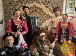 Соседи подпевали, ветераны плакали: репортаж с необычных гастролей по ставропольским дворам